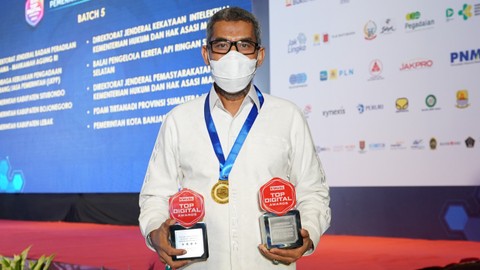 Plt. Dirjen KI Kemenkumham, Razilu, menerima 2 penghargaan untuk DJKI Kemenkumham dalam ajang Top Digital Awards 2021.  Foto: DJKI Kemenkumham