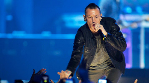 Aksi panggung Chester Bennington Foto: REUTERS/Steve Marcus/File Photo 