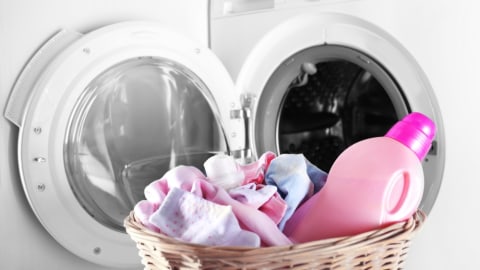 Ilustrasi mencuci baju bayi. Foto: Shutterstock