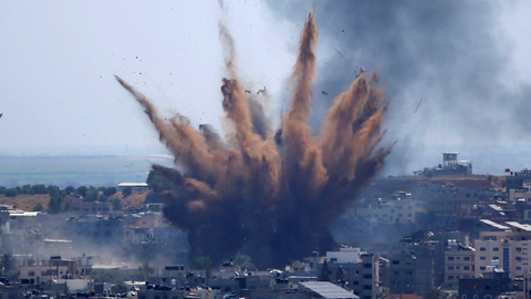 Asap membubung setelah serangan rudal Israel di Kota Gaza, Kamis (13/5). Foto: Hatem Moussa/AP Photo