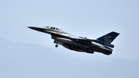 Penerbang pesawat tempur F-16 bermanuver. Foto: ANTARA FOTO/Siswowidodo