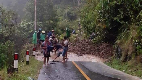 Jalan Provinsi di Cianjur Tertutup Longsor, Kendaraan Tak Bisa Melintas
