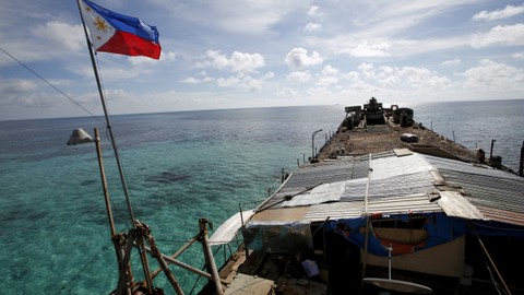 Bendera Filipina berkibar dari BRP Sierra Madre, di Laut China Selatan, 29 Maret 2014. Foto: Erik De Castro/REUTERS