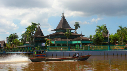 Perahu bermesin (kelotok) melintas di sungai kuin berlatar Masjid Sultan Suriansyah Banjarmasin, Kalimantan Selatan, Kamis (9/5/2019). Foto: ANTARA FOTO/Bayu Pratama S