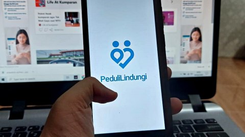 Ilustrasi aplikasi Peduli Lindungi. Foto: Melly Meiliani/kumparan