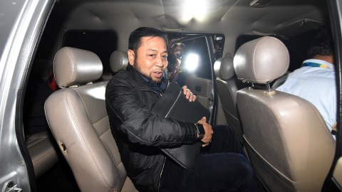 Terpidana kasus korupsi KTP Elektronik Setya Novanto memasuki mobil tahanan seusai menjalani pemeriksaan di gedung KPK, Jakarta, Kamis (12/9). Foto: ANTARA FOTO/Indrianto Eko Suwarso