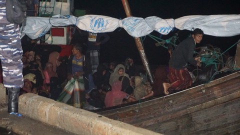 120 Pengungsi Rohingya Akhirnya Mendarat di Aceh Utara Usai Dievakuasi TNI AL (2)
