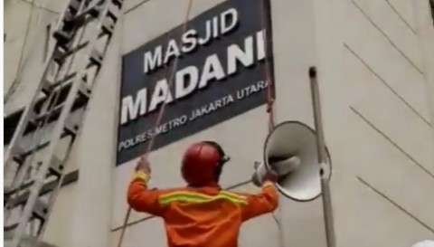 Damkar DKI Jakarta membantu mengevakuasi empat buah pengeras suara (TOA) Masjid Madani yang berada di lingkungan Polres Jakarta Utara. Foto: Instagram/@humasjakfire