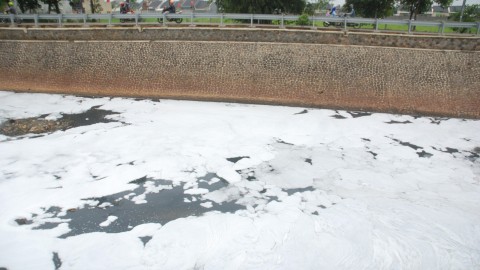 Ilustrasi pencemaran sungai  Foto: Fahrul Jayadiputra/ANTARA