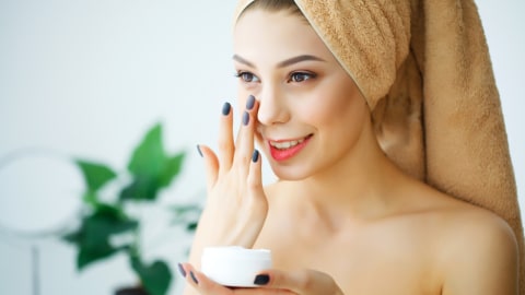 Ilustrasi menggunakan skincare. Foto: Shutter Stock