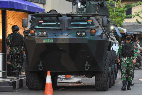 Tiga anggota TNI dengan panser Anoa berjaga di RS Polri, Kramat Jati, Jakarta Timur, Selasa (8/12/2020). Foto: Indrianto Eko Suwarso/ANTARA FOTO