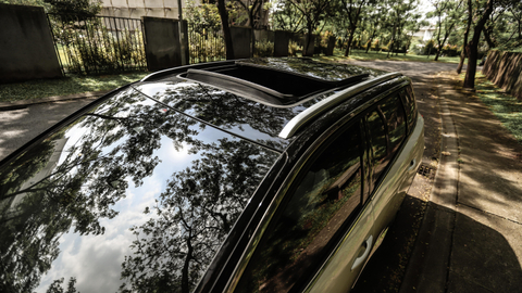 Fitur sunroof di Peugeot 5008 GT Line. Foto: Bangkit Jaya Putra/kumparan