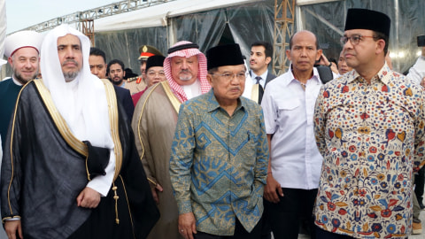 Muhammad bin Abdul Karim Issa (kiri) bersama Jusuf Kalla (tengah) dan Anies Baswedan meninjau lokasi Museum International Sejarah Nabi dan Peradaban Islam. Foto: Helmi Afandi/kumparan