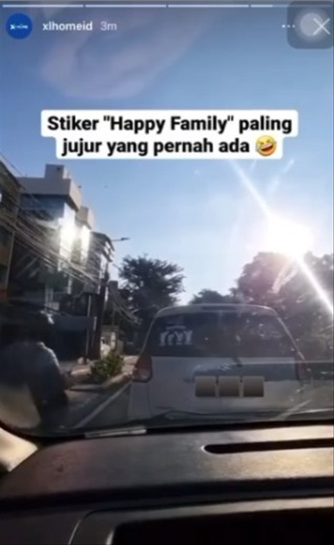 Stiker Happy Family di Mobil Jadi Sorotan, Anggota Keluarganya Semua Pegang HP