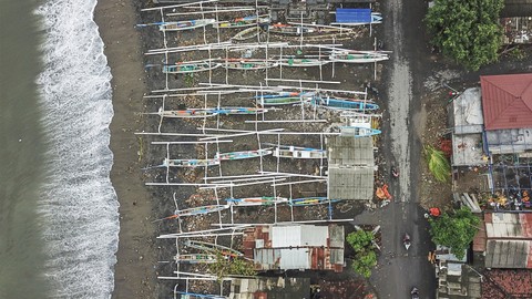 Foto udara sejumlah perahu nelayan diparkir saat tidak melaut di kampung nelayan. Foto: ANTARA FOTO/Ahmad Subaidi