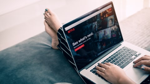 Ilustrasi menonton Netflix Foto: Shutter Stock