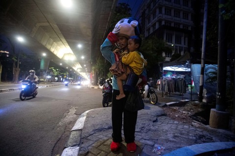 Foto: Potret Haru Pengamen Badut dan Anaknya Mengais Rezeki Saat Pandemi Corona (3)