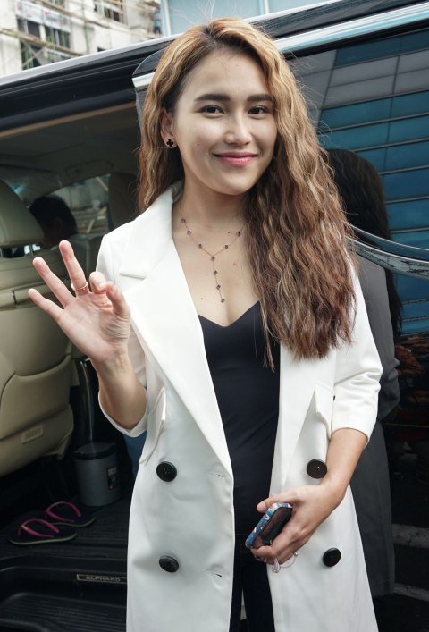 Potret Penampilan Baru Ayu Ting Ting Dengan Rambut Keriting Kumparan Com