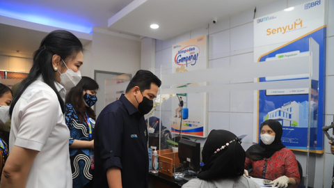 Menteri BUMN Erick Thohir mengajak para finalis Girls Takeover mengunjungi langsung Sentra Layanan Ultra Mikro (Senyum) di BRI Pegadaian PNM Unit Sentiong, Jakarta, Selasa (28/9). Foto: BRI