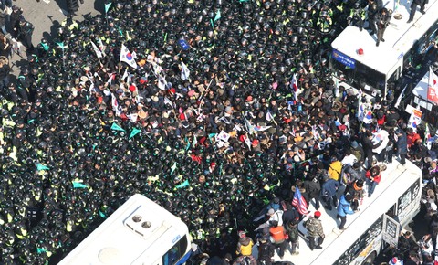 Massa  demonstrasi di Korsel. Foto: Reuters/Yonhap