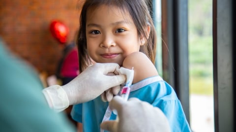 Ilustrasi anak sedang diimunisasi. Foto: Shutter Stock