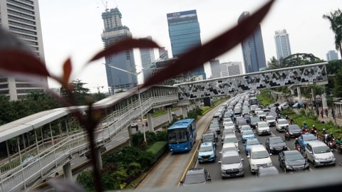 Suasana Jembatan Penyebrangan Orang Dukuh Atas setelah direvitalisasi, Jalan Jendral Sudirman, Jakarta. Foto: Iqbal Firdaus/kumparan
