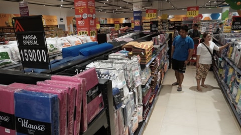 Pasar swalayan Transmart Carrefour di Mataram yang tetap buka pasca gempa, Kamis (9/8). Foto: Jamal Ramadhan/kumparan