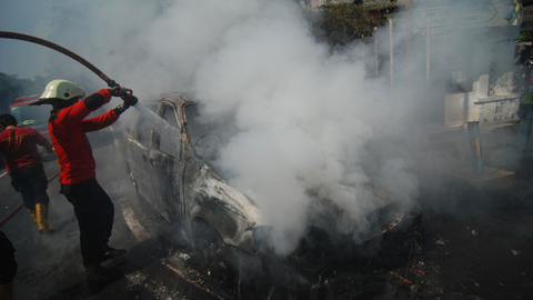 Mobil Tabrak Separator Busway dan Terbakar di Dekat Pasar Senen, 1 Orang Tewas