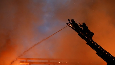 Polres Metro Jakarta Timur Diserang Massa, Ada yang Terbakar