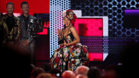 Cardi B Jadi Sorotan Usai Live Sambil Dengar Lagu Pok Ame-Ame