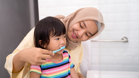 5 Kebiasaan yang Bantu Anak Lebih Senang Menyikat Gigi