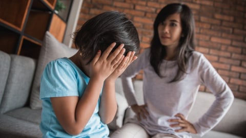 Sering Membentak Anak Sama Bahayanya dengan Kekerasan Fisik, Moms!