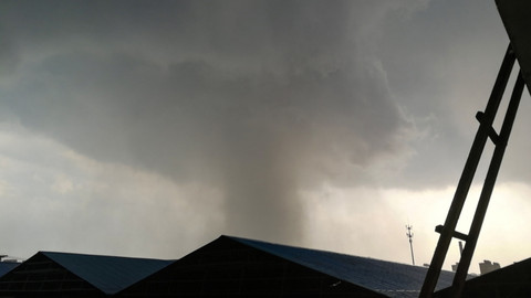 Fenomena Langka Tornado Terjang Hubei, China Siaga Hujan Ekstrem-Angin Topan