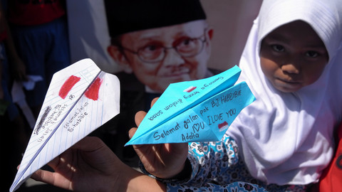 Apa yang Terjadi Jika Pesawat Kertas Dilempar di Luar Angkasa, Terbang Abadi?