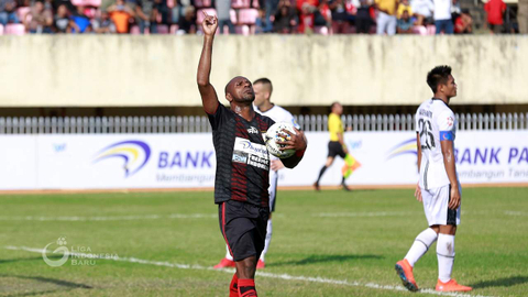 Boaz Solossa Bertahan di Persipura, Bakal Jadi Panutan Pemain Junior