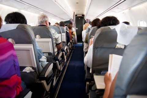Survei: Orang Jepang Jarang Bicara dengan Orang Asing saat di Pesawat