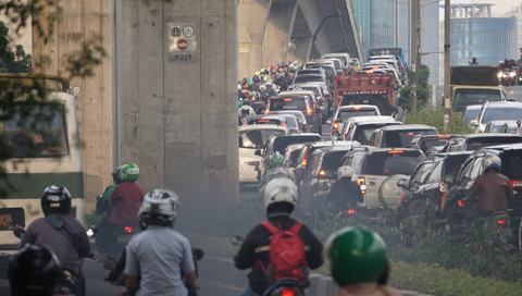 Mobil Tabrak Pembatas di Cawang, TransJ Alihkan Rute, Lalin Macet