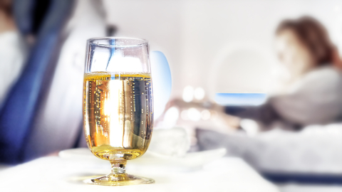 Daftar Maskapai Penerbangan di Dunia yang Tak Sediakan Alkohol di Penerbangan