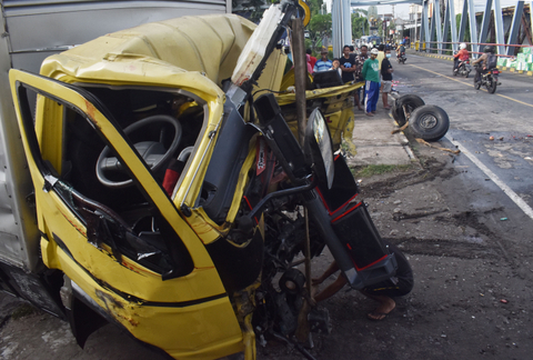 Truk Tabrakan-Terguling Timpa Mobil dan Ruko di Purworejo, 1 Orang Tewas