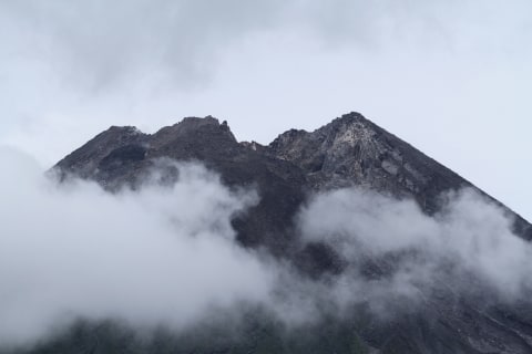 Gunung Merapi Keluarkan Awan Panas Guguran 5 KM, Rabu Malam