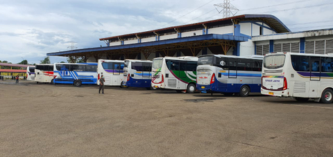 Plafon Atap Terminal Jatijajar Depok Jebol Imbas Hujan Deras