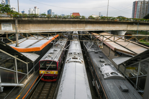KRL Green Line Dilempar Batu: Kaca Pecah, Penumpang Terkena 