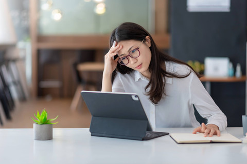 Mengapa Banyak Orang Terjebak Overthinking?