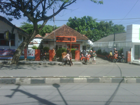 tunjuk.id - Kantor Pos Depok soal BST Diserahkan ke ...