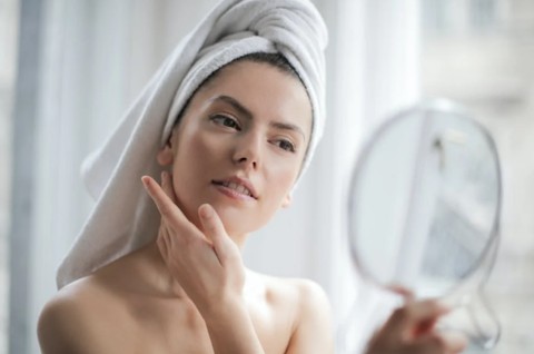 7 Kandungan Skincare untuk Wajah Kusam dan Cara Menggunakannya