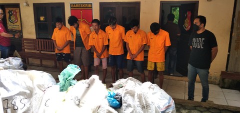7-pria-curi-paket-dari-gudang-ekspedisi-di-jambi-kerugian-capai-rp-160-juta