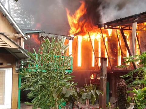 Rumah 2 Lantai di Bandar Lampung Terbakar, 6 Unit Damkar Dikerahkan
