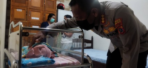 Warga Kupang Temukan Bayi Laki-laki yang Dibuang di Halaman Rumah