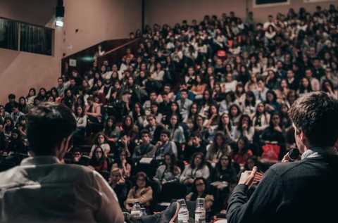 5-tips-dan-cara-menjadi-moderator-presentasi-di-kelas-dan-acara-yang-baik