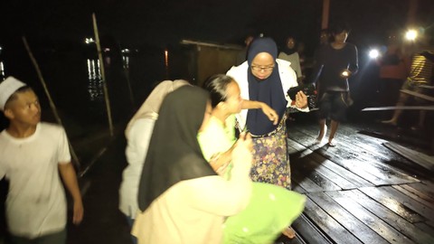 Kebakaran Belasan Rumah di Pangkalan Bun Diwarnai Isak Tangis Korban